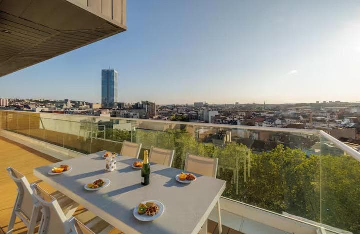 Penthouse 2 BDR with 160 view by Reside